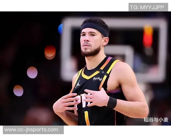 布克半场展现得分能力9投4中贡献14分2板5助表现抢眼