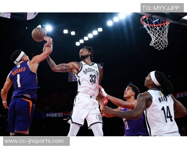 克拉克斯顿表现出色14投8中砍下21分8篮板4助攻2抢断2盖帽