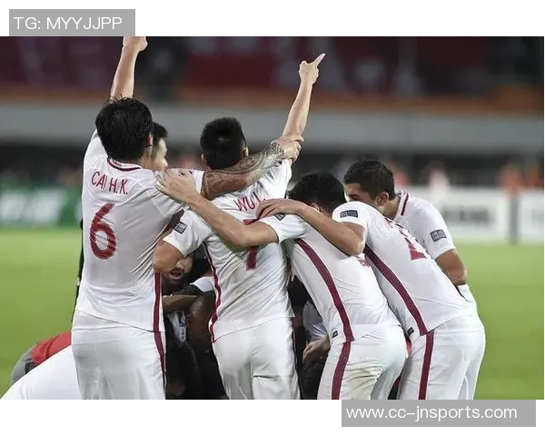 中国犀旺队在法国欧塞尔足球训练基地隆重举行升国旗仪式展现爱国情怀